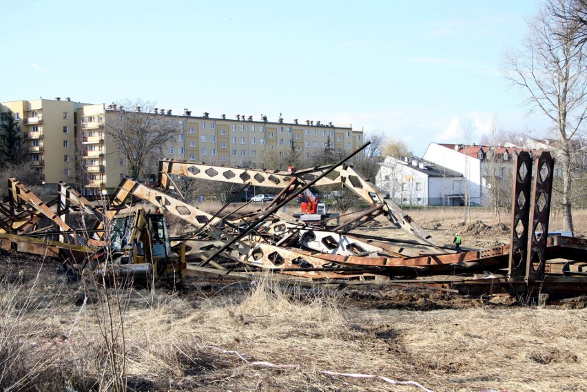 Trwa rozbiórka konstrukcji przy ul. Jutrzenki tzw. "szkieletora" (ZDJĘCIA)