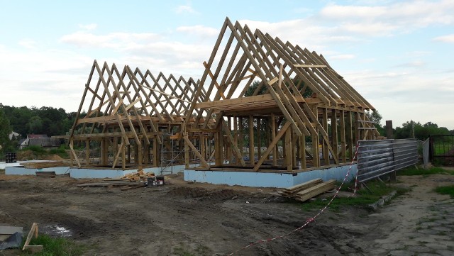 Na terenie Ośrodka Rekreacji w Iłży stoją już pierwsze dwie konstrukcje  domków, które powstaną do czerwca 2019 roku.
