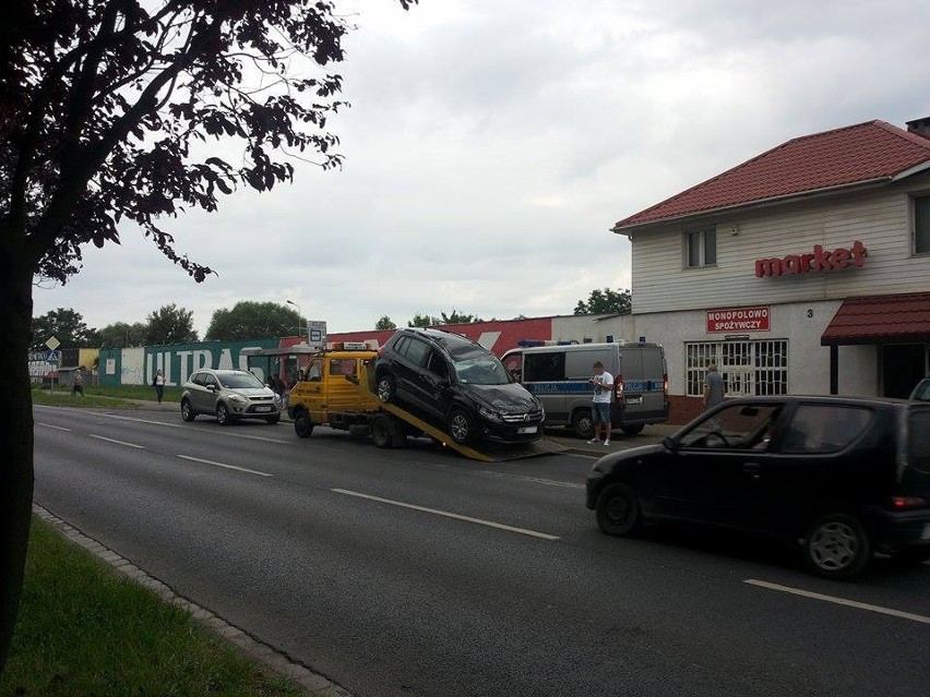 Wrocław: Wypadek na Rogowskiej. VW dachował po zderzeniu z busem (ZDJĘCIA)