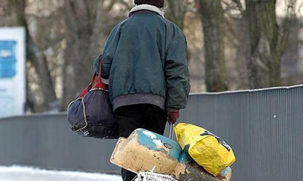 Policjanci znaleźli 15 bezdomnych śpiących na działkach w Słupsku