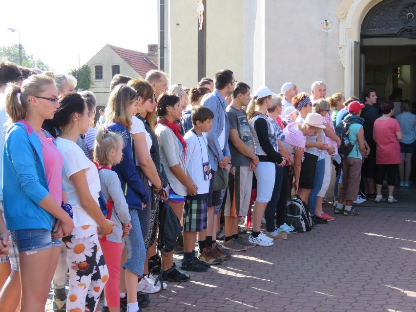 Gliwicka Piesza Pielgrzymka na Jasną Górę 2015: Pielgrzymi wyruszyli z Tworoga [ZDJĘCIA, WIDEO]