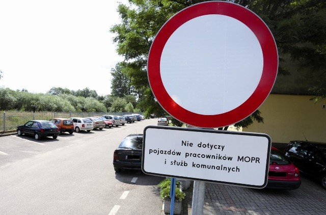 Przy MOPR-ze przy ul. Słonecznej parkingi stworzono głównie z myślą o autach pracowników i o samochodach służbowych. O klientach, niestety, zapomniano.