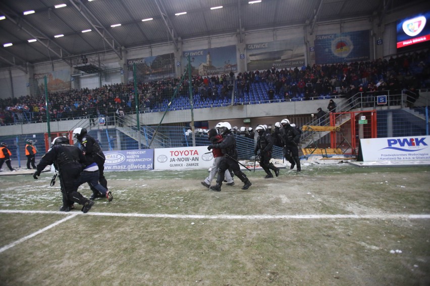 Derby Śląska przerwane, potem zakończone. Kibice Górnika...