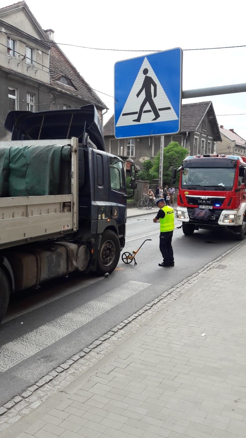 Wypadek w Namysłowie. Tir potrącił 19-latkę na przejściu dla pieszych