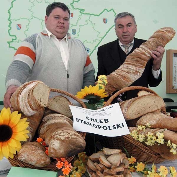 Gronie wyróżnionych jest m.in. Józef Kiełtyka z Łężan k. Miejsca Piastowego, producent chleba staropolskiego (na zdjęciu z synem)