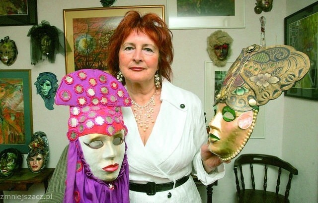 Weneckie maski Kornelii Jurkowieckiej ozdabiają ściany jej salonu. Proces ich tworzenia jest bardzo żmudny. Jedna powstaje około tygodnia.