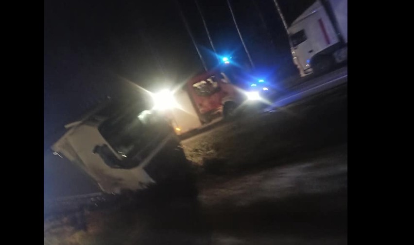 Zielone. Wypadek na drodze krajowej nr 8. Tir oraz osobówka wypadła z jezdni. Jedna osoba trafiła do szpitala (zdjęcia)