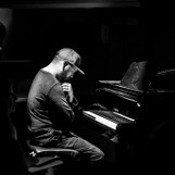 Muzyczna latynoska uczta na Dzień Kobiet. Koncert brazylijskiego pianisty Alexa Correi w Koneckim Centrum Kultury