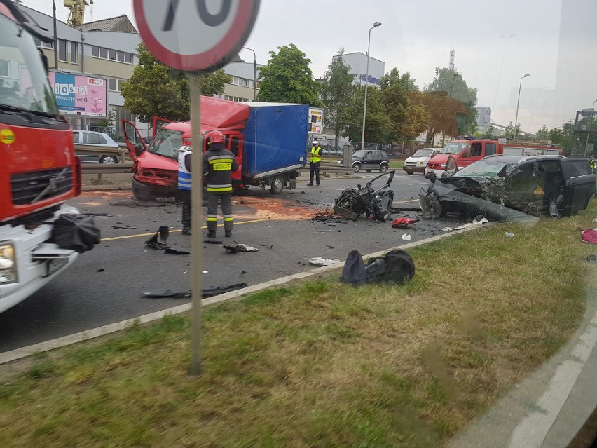 Poważny wypadek na ulicy Gdańskiej w Szczecinie. Zderzyły się trzy auta [ZDJĘCIA]