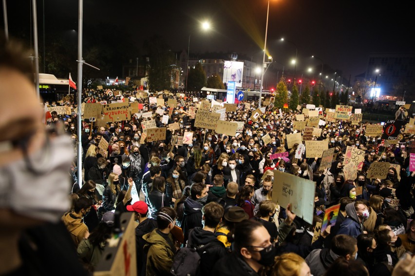 Strajk Kobiet w Krakowie. Planty, Rynek, siedziba PiS, Aleje. Tłumy ludzi na ulicach! [29.10]