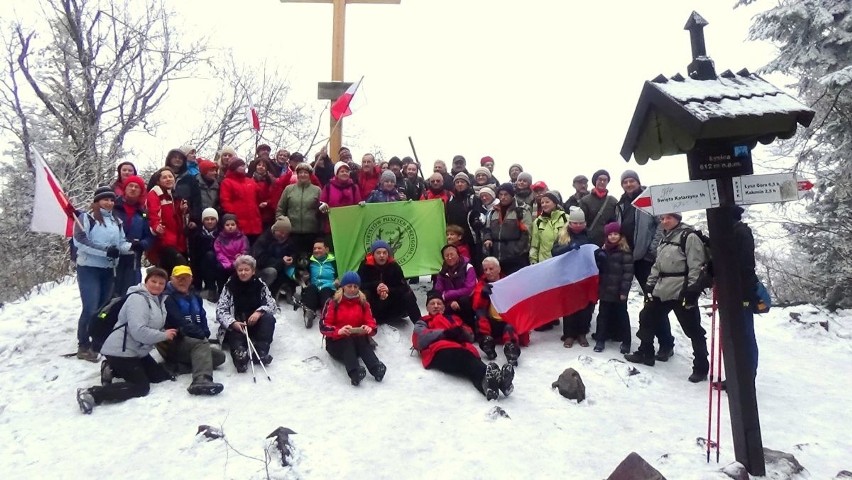 Weszli na Łysicę zimą. W 37 rocznicę zdobycia Mount Everest