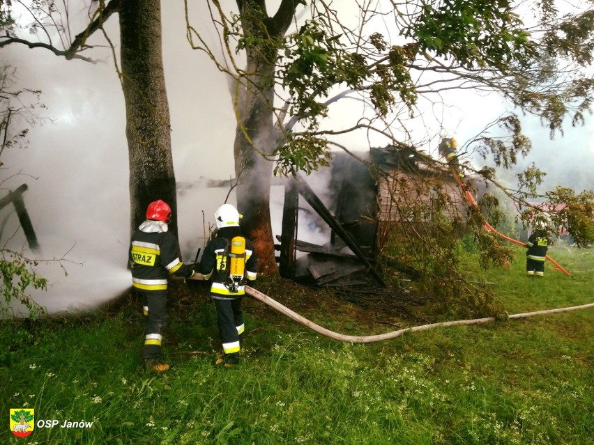Ostra Góra. Strażacy walczyli z pożarem domu (zdjęcia)