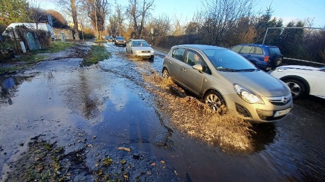 Zalana ulica Ołtaszyńska we Wrocławiu po awarii wodociągu 29.12.2021