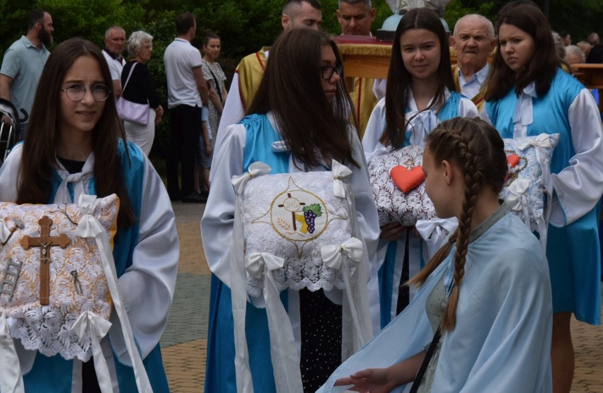 Ostrołęka. Boże Ciało 2022. Procesja z parafii pw. Zbawiciela Świata. 16.06.2022. Zdjęcia