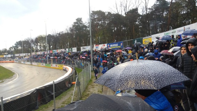 Odwołanie meczu w dniu zawodów z powodu deszczu uszczupla budżet klubu o ok. 150 tys. zł.