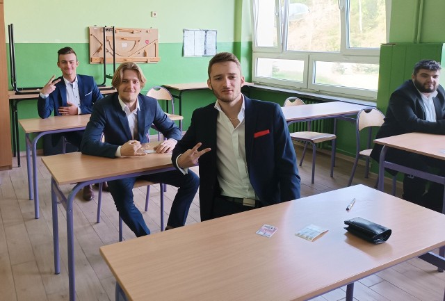 Maturzyści z Zespołu Szkół Zawodowych w Skalbmierzu na egzaminie z języka angielskiego.