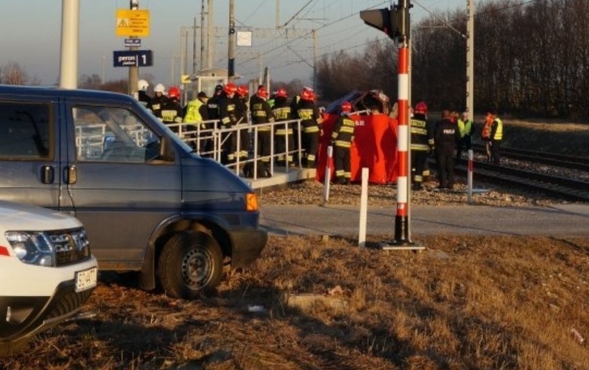 Samochód osobowy wjechał pod pociąg w Koniecpolu. Jedna...