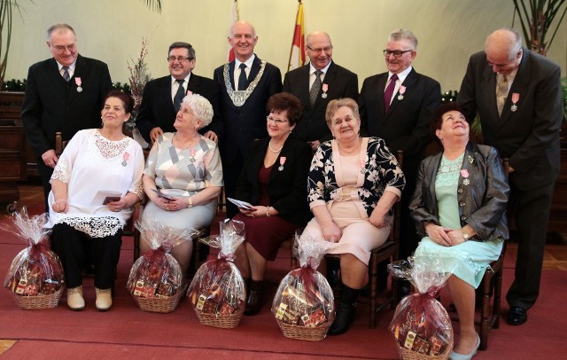 Państwo Gertruda i Ryszard Cichoszowie, Bożena i Józef Hapkowie, Barbara i Eugeniusz Pawłowscy, Hanna i Andrzej Redelbachowie, Elżbieta i Jerzy Bartosowie (na zdjęciu) odebrali medale „Za długoletnie pożycie małżeńskie”. Przyznał je Prezydent RP, a podczas uroczystości w USC wręczył je Robert Malinowski, prezydent Grudziądza wraz z Katarzyną Bozińską, kierownik USC.Według statystyk Urzędu Stanu Cywilnego w ubiegłym roku w Grudziądzu zawarto 558 małżeństw, a jest to o 44 więcej niż w roku 2016. Jednocześnie w ostatnim roku USC zarejestrowało 289 rozwodów, czyli o 22 więcej niż w roku poprzednim.Gratulujemy!