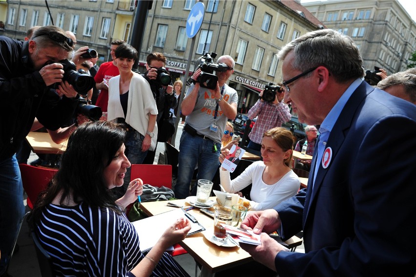 Bronisław Komorowski podczas spaceru po Warszawie