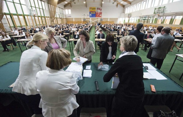 Wyniki próbnych matur nie napawają optymizmem. Maturzyści sobie nie radzą.