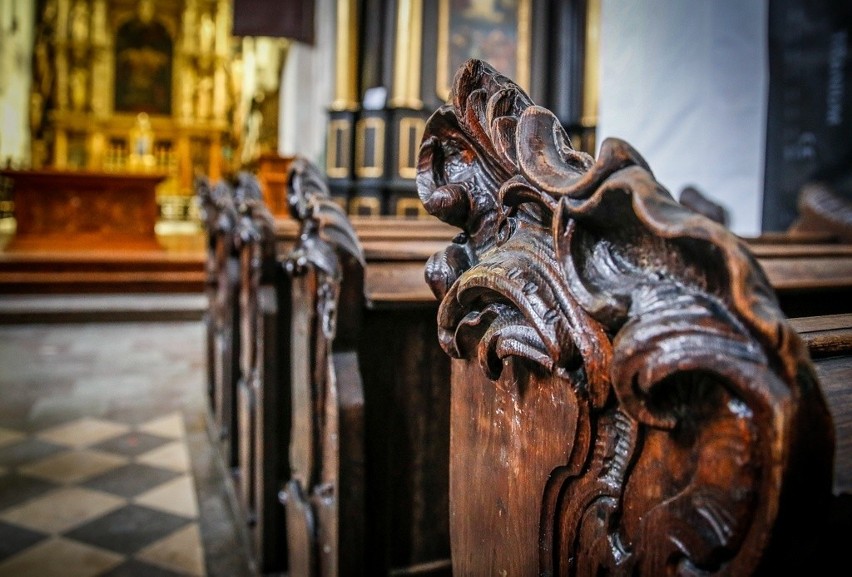 Zabytkowe ławy kościoła św. Mikołaja są przyozdobione...