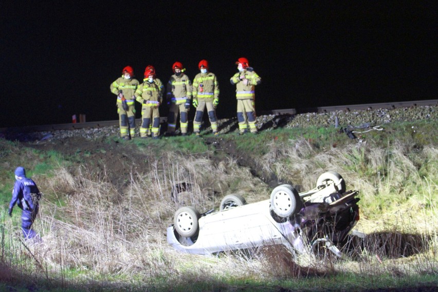 Wypadek w Tarnobrzegu. Szynobus uderzył w holowany samochód, kierowca auta uciekł wraz ze świadkami (ZDJĘCIA)