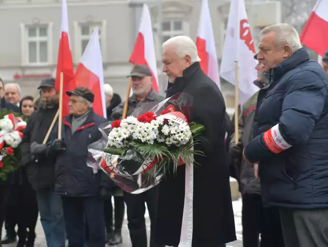 Kwiaty pod pomnikiem Radomskiego Czerwca'76 złożyli internowani w stanie wojennym; od prawej Wiesław Mizerski i Andrzej Sobieraj. 