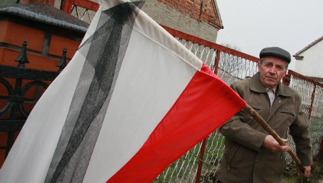 - Wiele gospodarstw w naszej wsi udekorowanych jest flagami z kirem - mówi Ireneusz Jarnut, sołtys wsi Wyszanowo pod Międzyrzeczem.