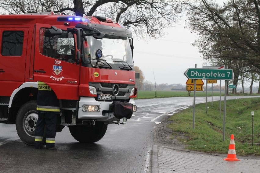 Gaz ulatnia się z rurociągu na polu pod Kiełczowem....