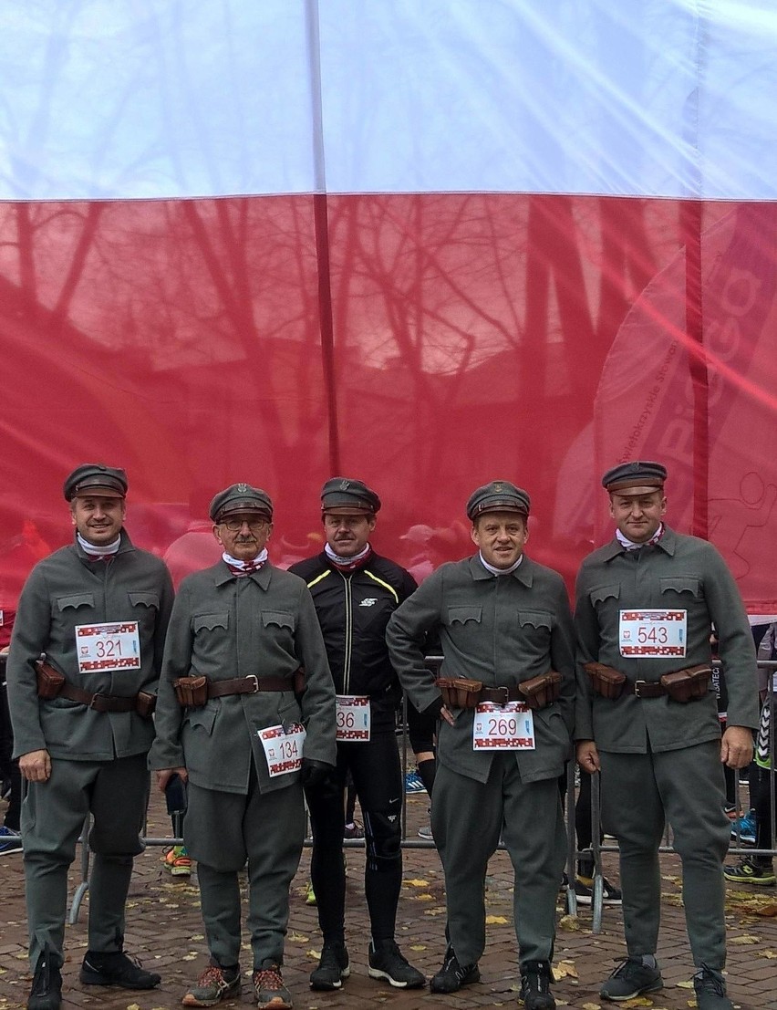 Znani na X Biegu Niepodległości w Kielcach w... mundurach legionistów 