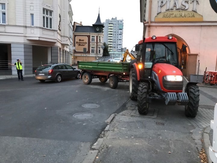 Rozszczelnienie gazociągu na ulicy Piastowskiej w Opolu. Policja kieruje ruchem 