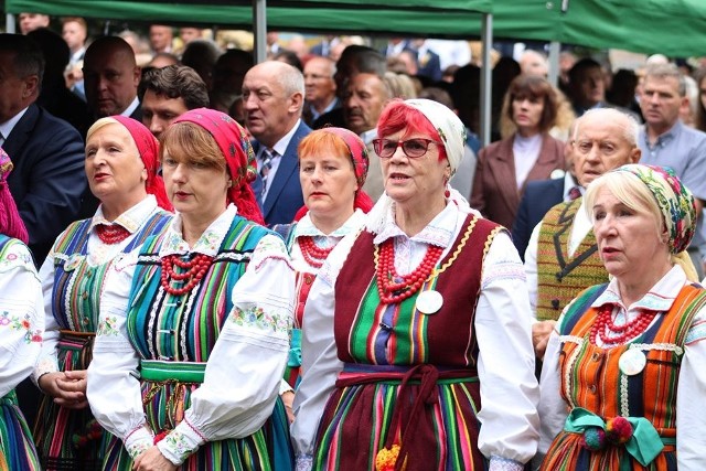 Mimo padającego deszczu dożynki powiatu grójeckiego przyciągnęły tłumy gości.