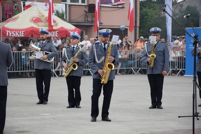 Parada i tańce instrumentalistów w Skale. Festiwal Orkiestr Wojskowych i Dętych