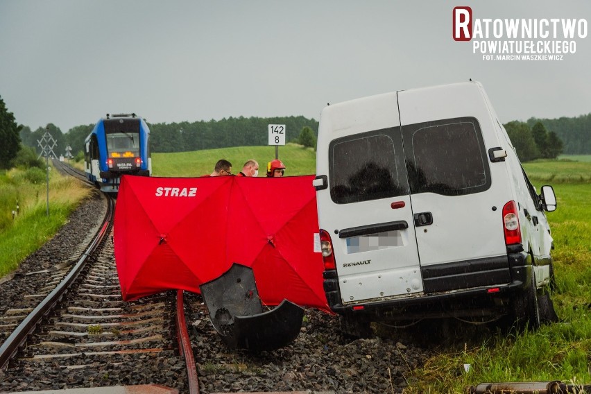 Bajtkowo. Tragiczny wypadek na przejeździe kolejowym. Renault zderzyło się z szynobusem. 40-latek zginął na miejscu