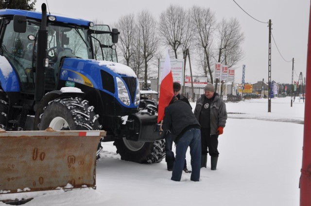 Ulica Pilska w Szczecinku, ostatnie przygotowania do protestu rolników, za chwilę korki utrudnią ruch na obwodnicy. 