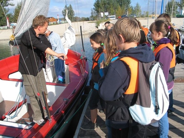 Przed wejściem na pokład, uczniowie poznali najważniejsze zasady bezpieczeństwa