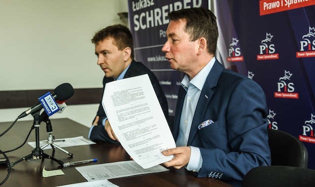 Łukasz Schreiber (z lewej) i Tomasz Rega (obaj z PiS-u) wyciągnęli prezydentowi Rafałowi Bruskiemu błędy we współpracy z piłkarską spółką. Fot. Dariusz Bloch