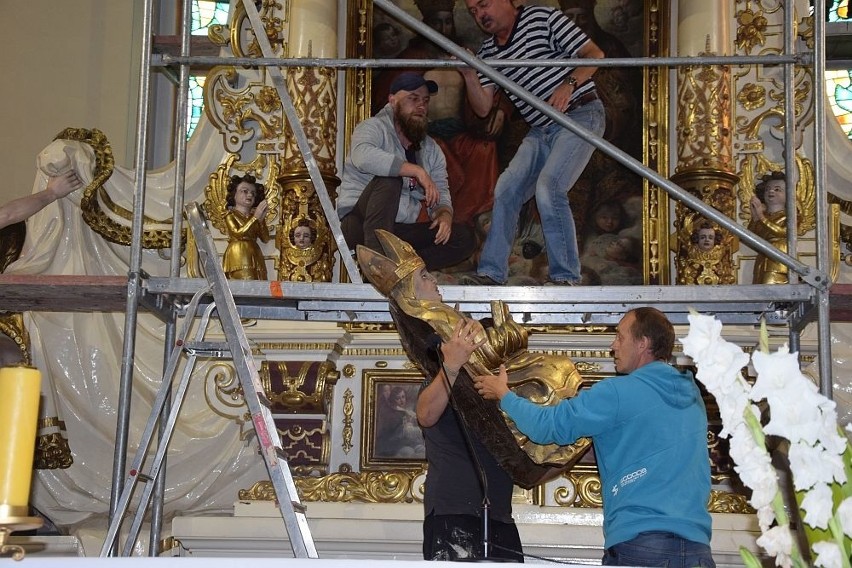 Ołtarz rozebrano w piątek. Rozbiórka trwała kilka godzin....