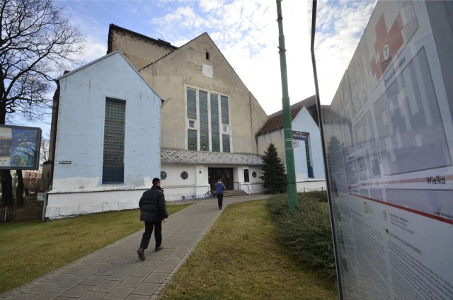 Budynek dawnej synagogi żydowskiej od lat popada w ruinę. W 2019 r. budynek został sprzedany przez Gminę Żydowską w Poznaniu.
