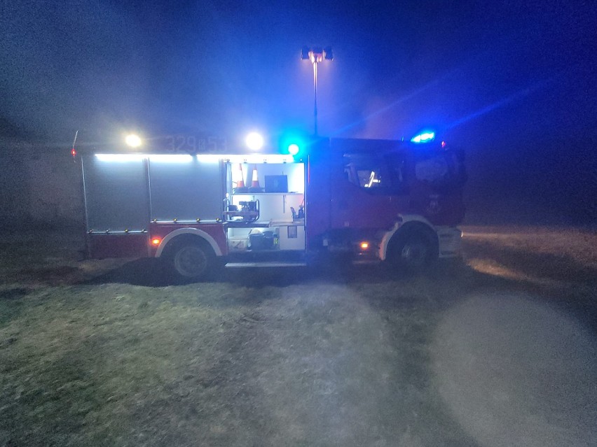 Nocą wybuchł pożar w gminie Słomniki. Ogień pojawił się w stodole. Wezwano liczne zastępy straży