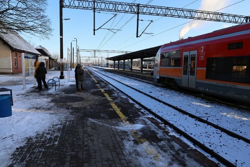 Koksowniki przed dworcem kolejowym w Szczecinku