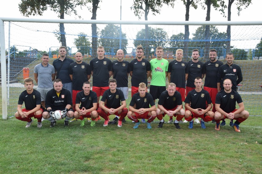 Mecz B-klasowej piłki nożnej na stadionie w Świebodzinie:...