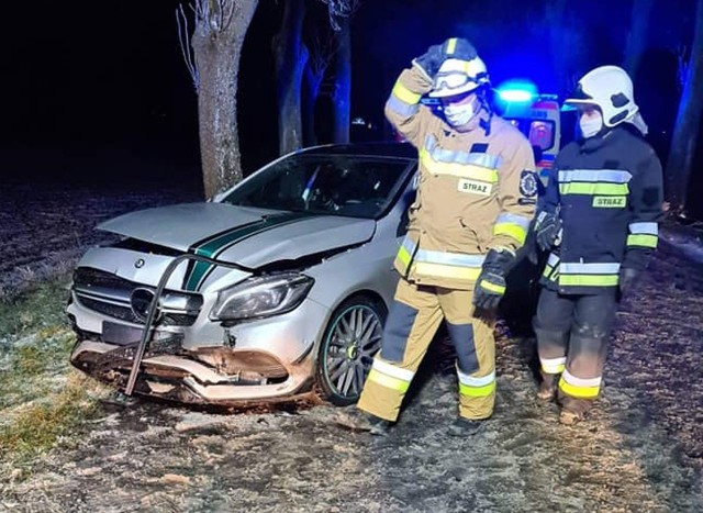 Trasa Tuchola - Mały Mędromierz i trzy uszkodzone auta. Zaczęło się od chwili, gdy audi uderzyło w drzewo