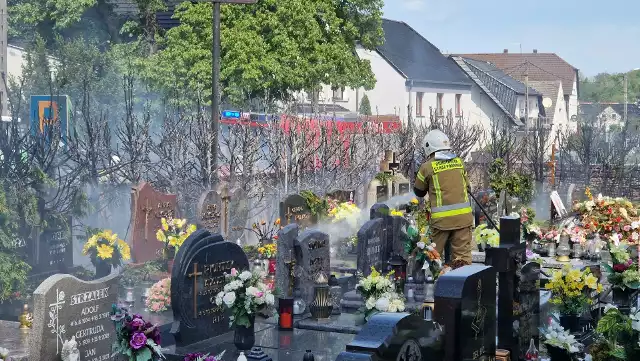 Strażacy opanowali pożar na cmentarzu parafialnym.
