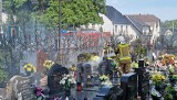 Groźny pożar na cmentarzu w Izbicku. Płomienie niebezpiecznie blisko zabytkowego kościoła. Akcja straży pożarnej