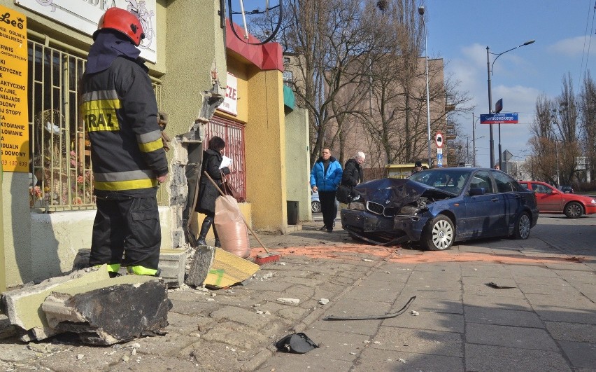 Wypadek na Limanowskiego. Kierowca wjechał w sklep i uciekł [ZDJĘCIA+FILM]