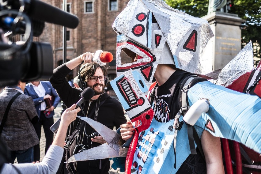 Kto pamięta tłumy studentów na toruńskim Rynku...