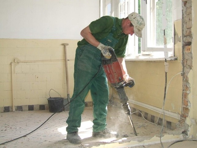 Przemysław Włodarski remontuje pomieszczenia w budynku na Kamionce. Ta część budynku będzie remontowana do połowy sierpnia