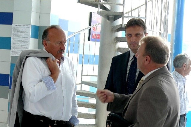 Od lewej: poseł Zbigniew Pacelt, Jacek Kowalczyk - członek zarządu województwa świętokrzyskiego, Sylwester Kwiecień - były prezydent Starachowic.