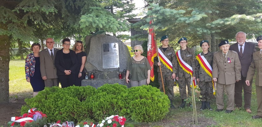 Gmina Iłża. Uczniowie szkoły z Chwałowic uczcili legendarnego Antoniego Hedę „Szarego”